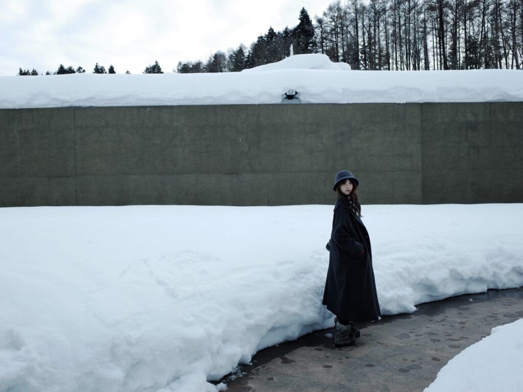 雪景色の中に立つ筆者