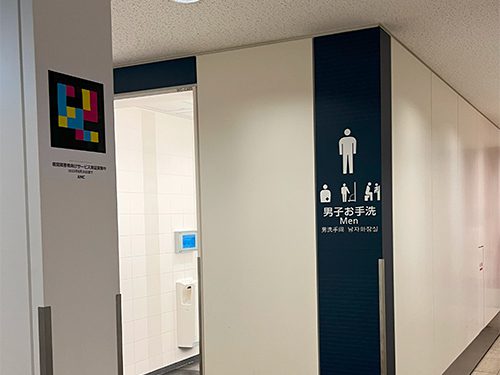 トイレの入り口付近の壁に貼られたナビレンスタグの画像