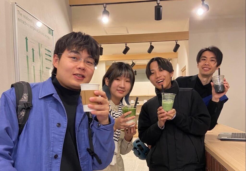 新卒社員3名とインターンがカフェいる