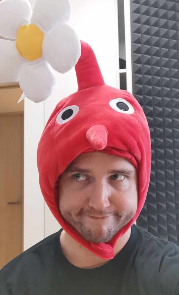 ライアンが赤いピクミンのかぶりものを付けた写真です。