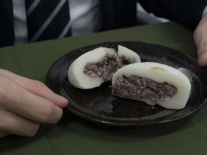 餅が厚めで、つぶあんが入った大きな大福。