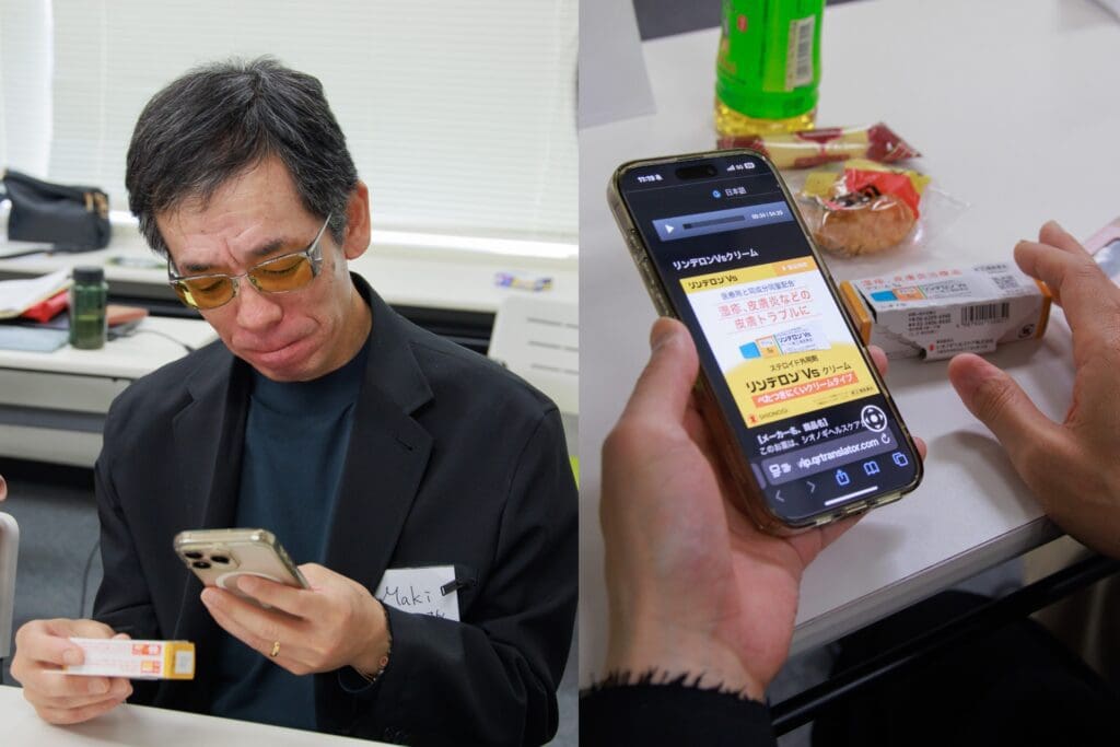 視覚障害者や外国人にも情報が伝わるよう設計されたアクセシブルコードを、スマートフォンでスキャンするシーン。音声や多言語で内容を確認できる