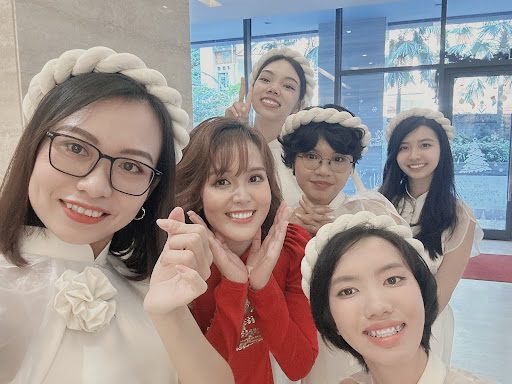 新婦を真ん中に、パレードチーム5人が写っている