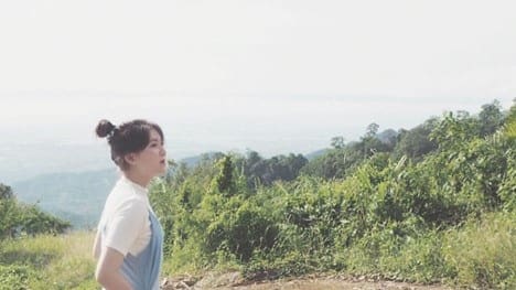 高台でタンさんの上半身を映した写真