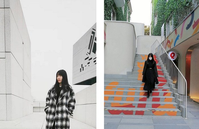 劉承子さんの写真。1枚目は白いデザイン性が高い建物の前で。2枚目はカラフルな文字が描かれた階段を降りる劉さん。