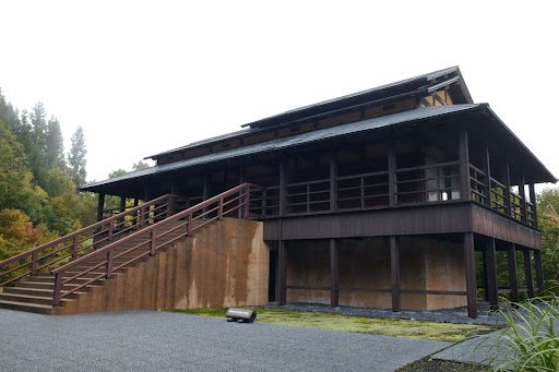 光の館の外観はこげ茶色の木造建物