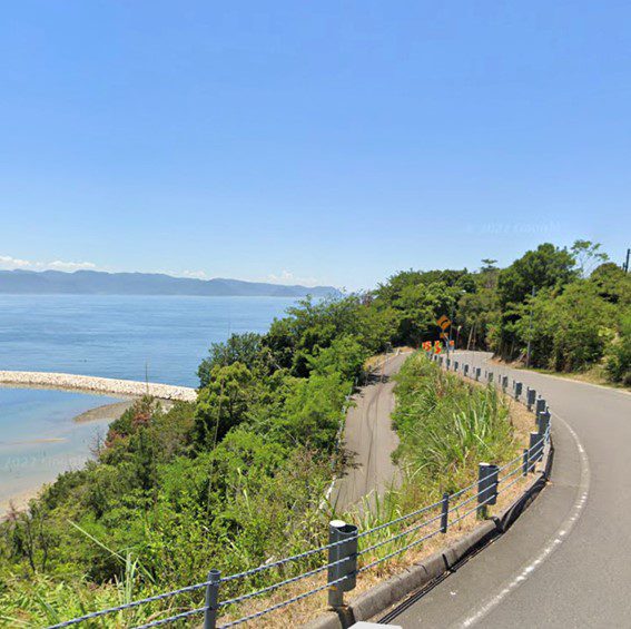 瀬戸内海が左に見え、海岸沿いを通る道が右手に写っている